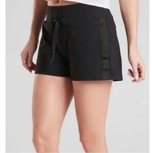 Athleta Modern Metro Shorts Size M 4 in inseam